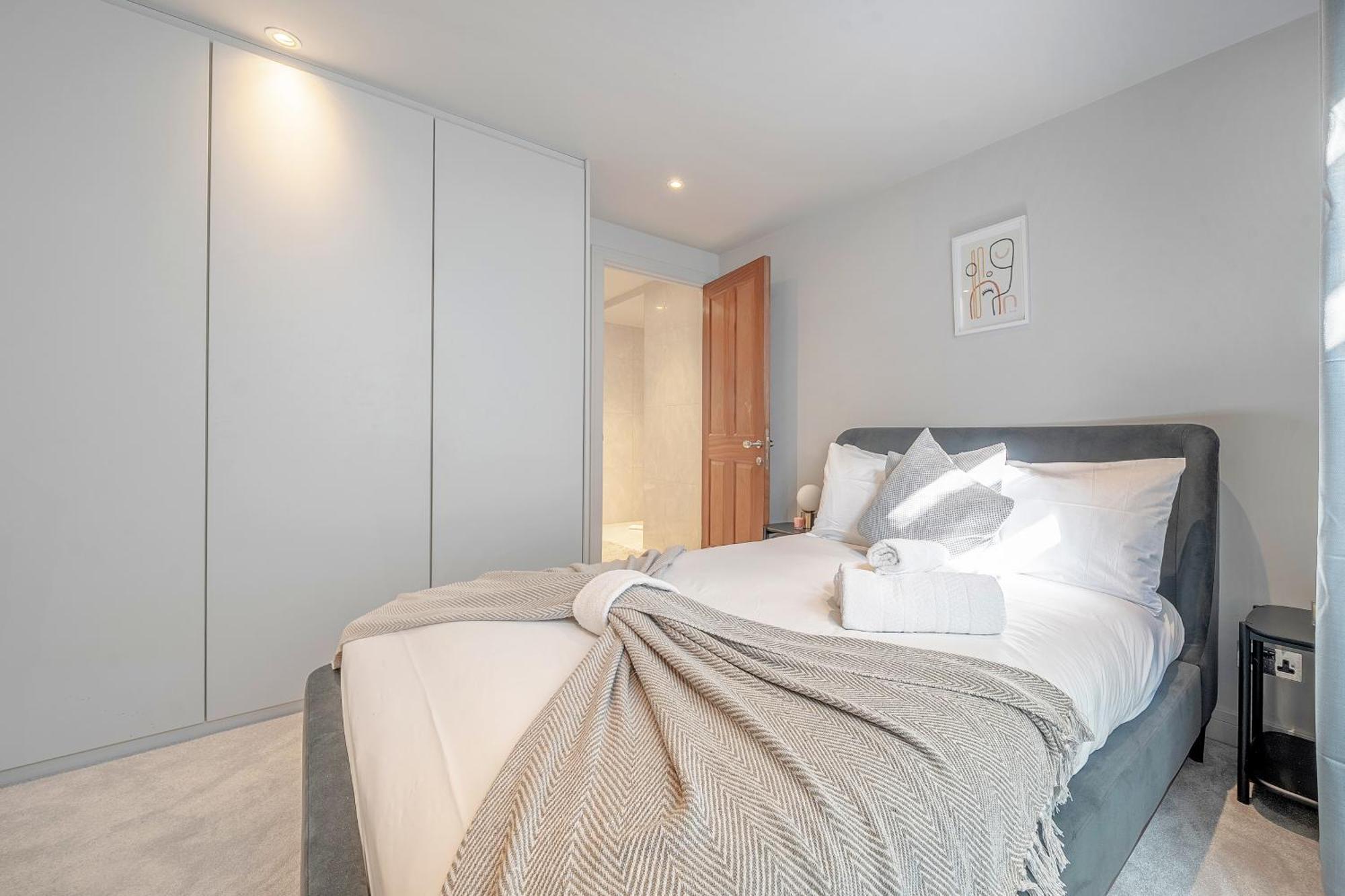 Luxurious 4 Bedroom In Kensington Holiday home