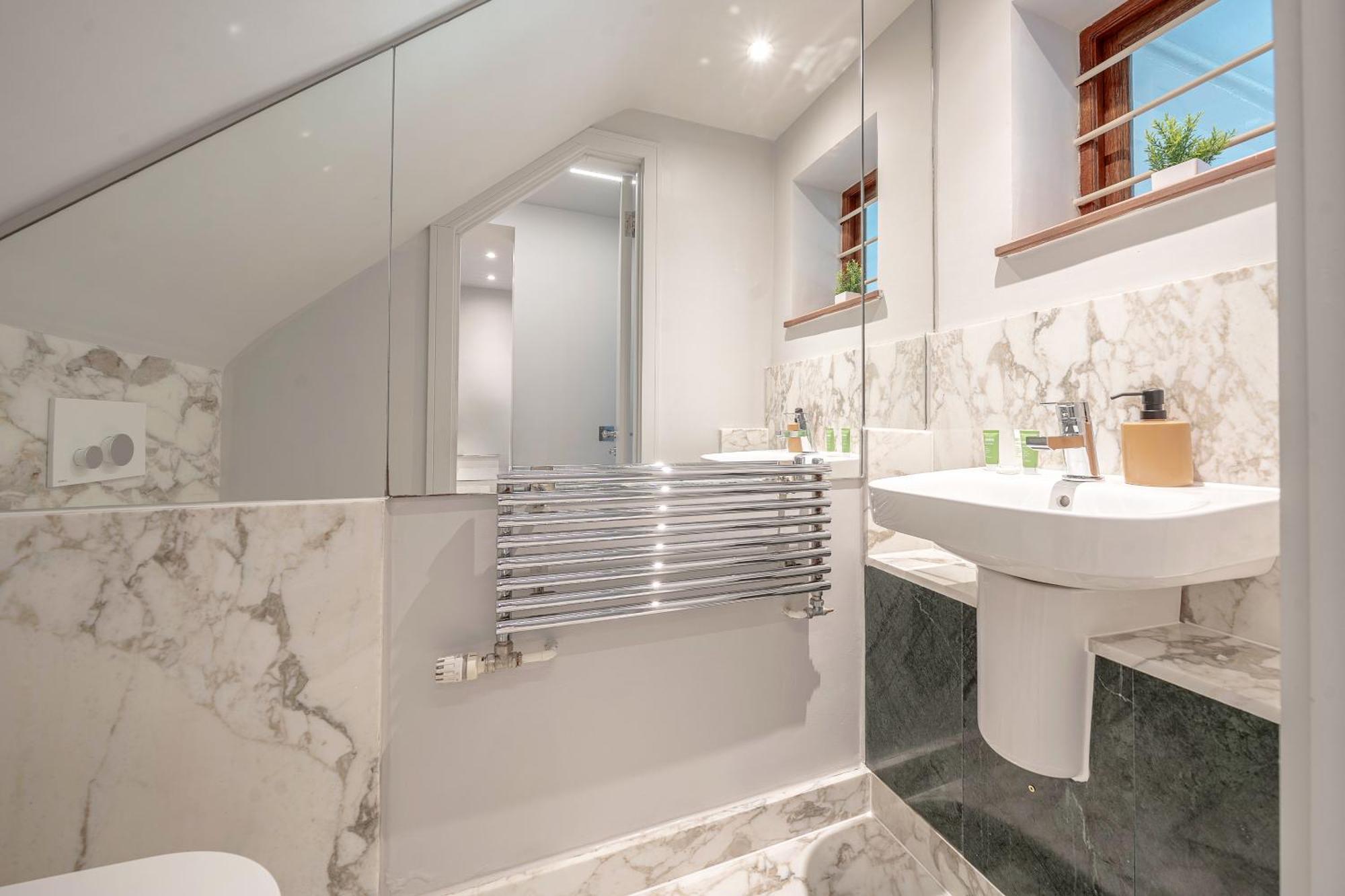 Luxurious 4 Bedroom In Kensington Holiday home